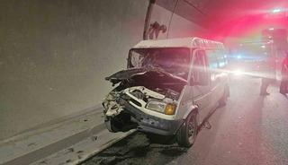 Osmangazi T&uuml;neli i&ccedil;indeki trafik kazasında, 1&rsquo;ağır 3 kişi yaralandı