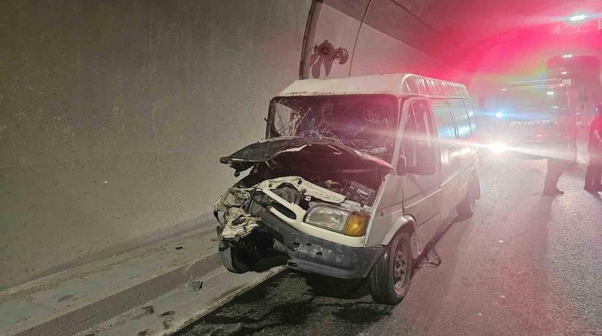 Osmangazi T&uuml;neli i&ccedil;indeki trafik kazasında, 1&rsquo;ağır 3 kişi yaralandı