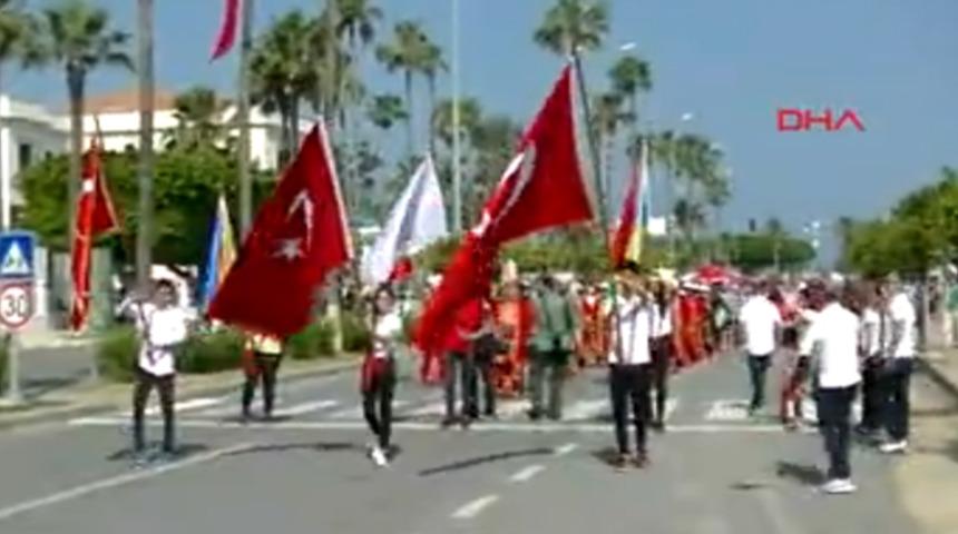 Mehteran ile y&uuml;r&uuml;d&uuml;ler, İzmir marşı s&ouml;ylediler