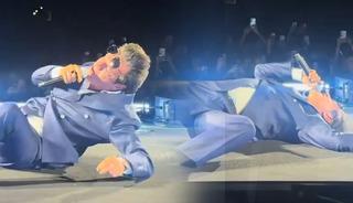 Konser g&ouml;r&uuml;nt&uuml;leri şaşırttı! Kendini yerlere attı