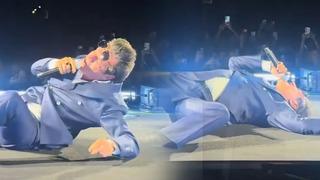 Teoman konserindeki görüntüler şaşırttı! Kendini yerlere attı