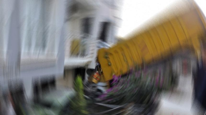 B&uuml;y&uuml;k&ccedil;ekmece'de feci kaza! Kamyon iki katlı binaya girdi