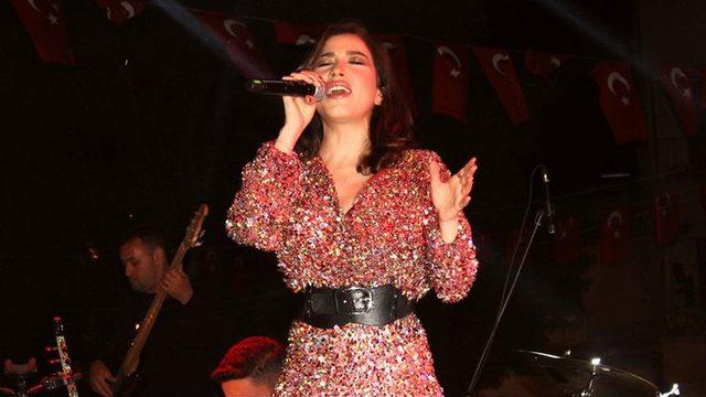 Burcu Güneş 'Playback yapma' diyen seyirciyi fena azarladı 