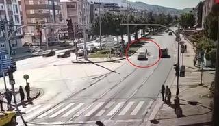 12 yaşındaki &ccedil;ocuğun hayatını kaybettiği feci kaza kamerada
