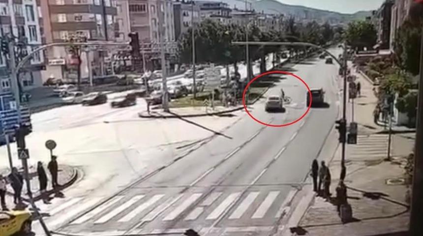 12 yaşındaki &ccedil;ocuğun hayatını kaybettiği feci kaza kamerada: G&ouml;zyaşlarıyla uğurlandı