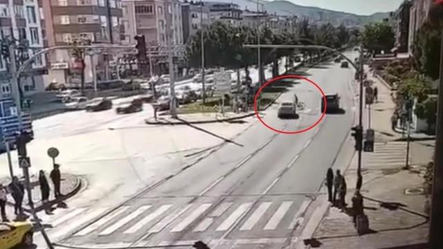 12 yaşındaki çocuğun hayatını kaybettiği feci kaza kamerada: Gözyaşlarıyla uğurlandı