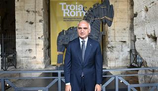Roma'nın kalbi Kolezyum'da Troya'nın hikayesi d&uuml;nya ile buluştu! Bakan Ersoy: "Troya Sergisi k&uuml;lt&uuml;r turizmine katkı sağlayacak"