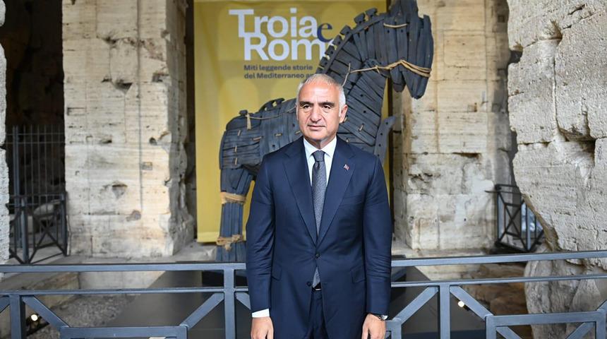 Roma'nın kalbi Kolezyum'da Troya'nın hikayesi d&uuml;nya ile buluştu! Bakan Ersoy: "Troya Sergisi k&uuml;lt&uuml;r turizmine katkı sağlayacak"
