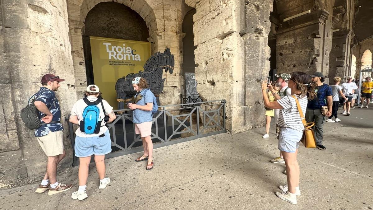 Roma nın kalbi Kolezyum da Troya nın hikayesi d&uuml;nya ile buluştu! Bakan Ersoy: "Troya Sergisi k&uuml;lt&uuml;r turizmine katkı sağlayacak" 1