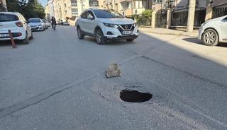 Eskişehir'de yol &ccedil;&ouml;kt&uuml;, s&uuml;r&uuml;c&uuml;ler zor anlar yaşadı