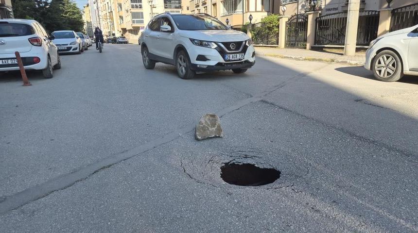 Eskişehir'de yol &ccedil;&ouml;kt&uuml;, s&uuml;r&uuml;c&uuml;ler zor anlar yaşadı
