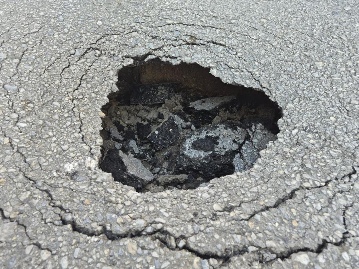 Eskişehir de yol &ccedil;&ouml;kt&uuml;, s&uuml;r&uuml;c&uuml;ler zor anlar yaşadı 1