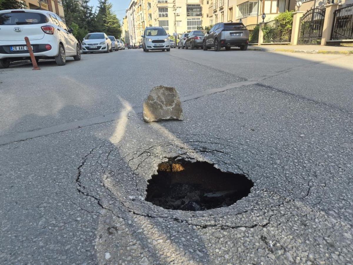 Eskişehir de yol &ccedil;&ouml;kt&uuml;, s&uuml;r&uuml;c&uuml;ler zor anlar yaşadı 2