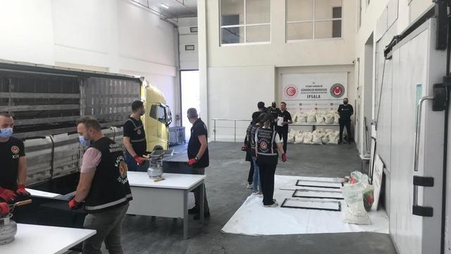 Edirne'de tırda 1,5 ton uyuşturucu ele geçirildi