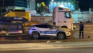 Bakırk&ouml;y E5'te motosiklet direğe &ccedil;arptı: : 2 &ouml;l&uuml;