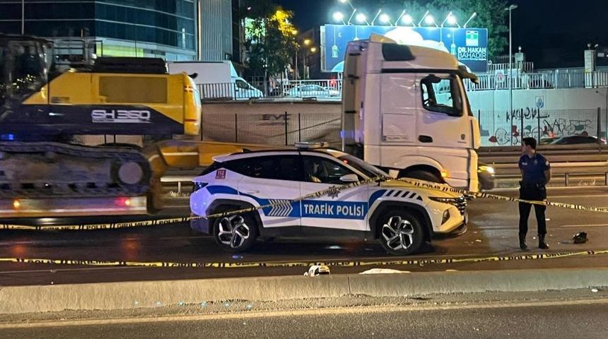 Bakırk&ouml;y E5'te kontrolden &ccedil;ıkan motosiklet direğe &ccedil;arptı: : 2 &ouml;l&uuml;
