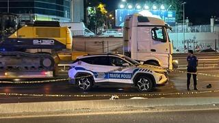 Bakırköy E5'te kontrolden çıkan motosiklet direğe çarptı: : 2 ölü