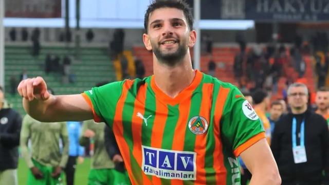 Fenerbahçe düğmeye bastı! Genç stoper için resmi teklif yapılacak