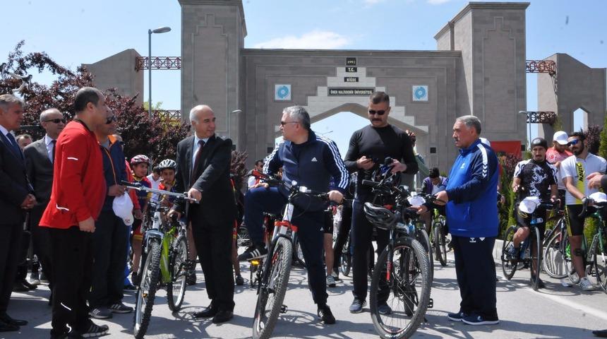 Vali ve belediye başkanı 15 kilometre bisiklet sürdü