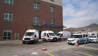 Niğde&rsquo;de ara&ccedil; şarampole devrildi: 5 kişi yaralı