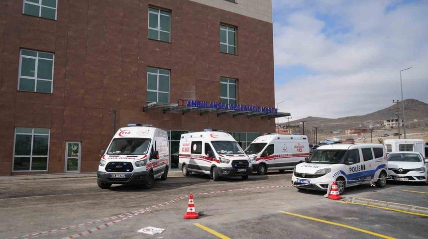 Niğde&rsquo;de ara&ccedil; şarampole devrildi: 5 kişi yaralı