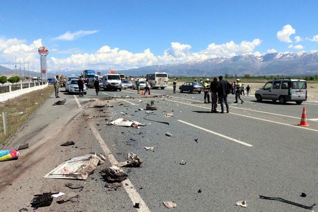 Halk otobüsü ile hafif ticari araç çarpıştı: 3 ölü, 15 yaralı (2)