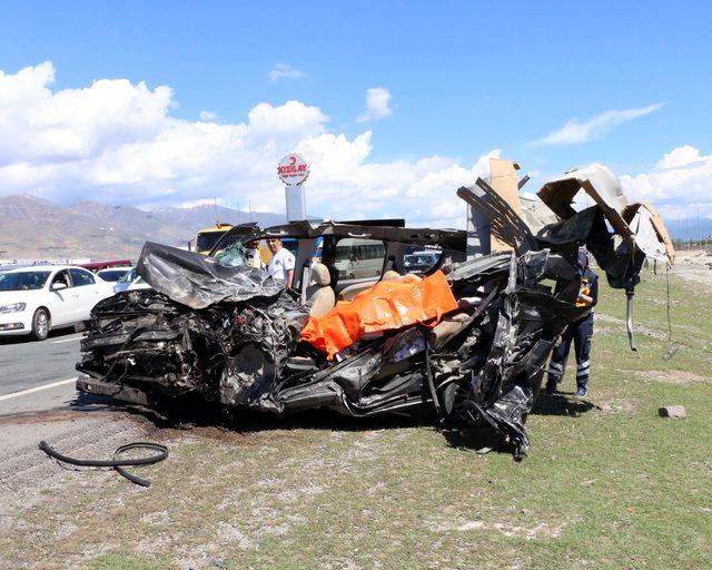 Halk otobüsü ile hafif ticari araç çarpıştı: 3 ölü, 15 yaralı (2)