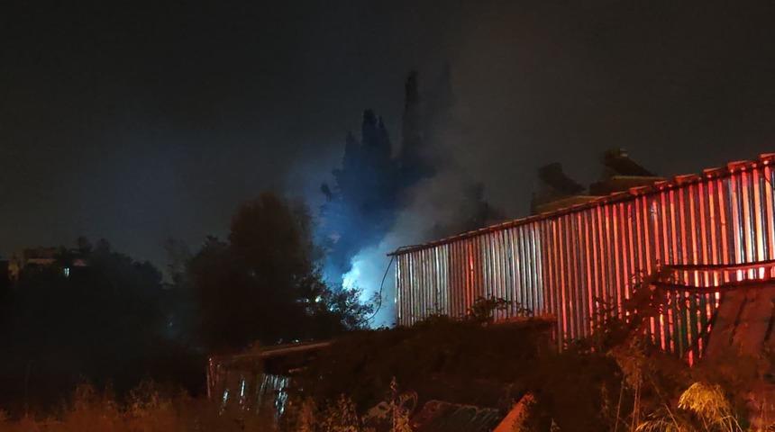 Seramik par&ccedil;aları satılan iş yerinde yangın