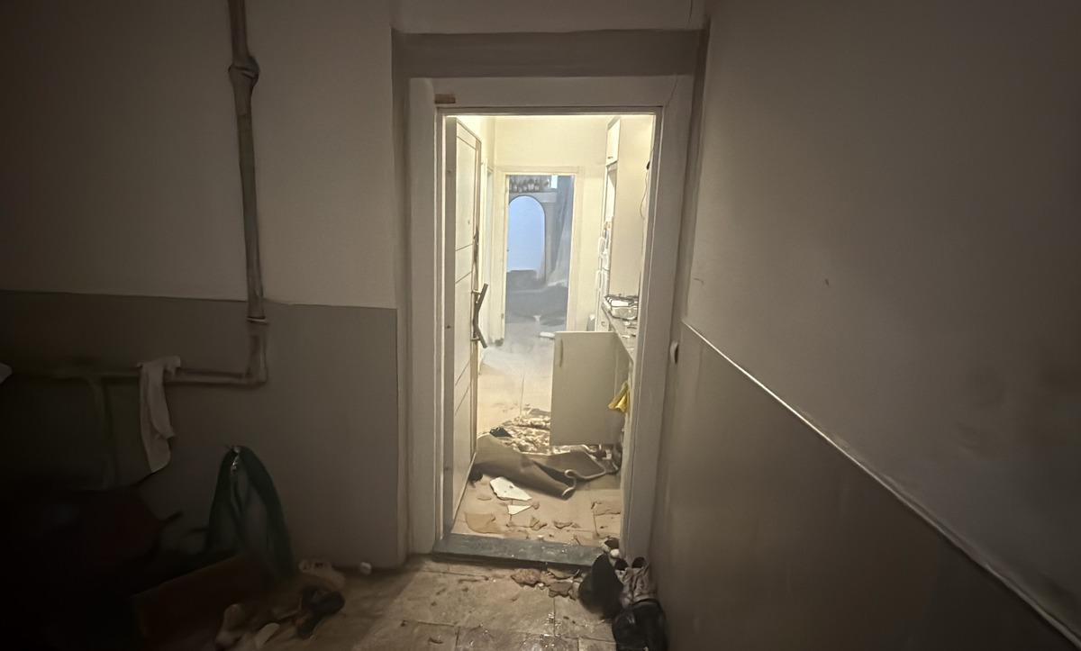 Evini ateşe verip kendisini i&ccedil;eriye kilitledi: Kapı kırılarak &ccedil;ıkarıldı 3