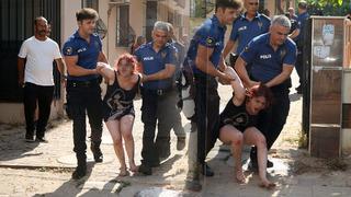 Evini ateşe verip kendisini içeriye kilitledi: Kapı kırılarak çıkarıldı