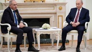 Paşinyan’dan Putin’e Rusya Günü tebriği