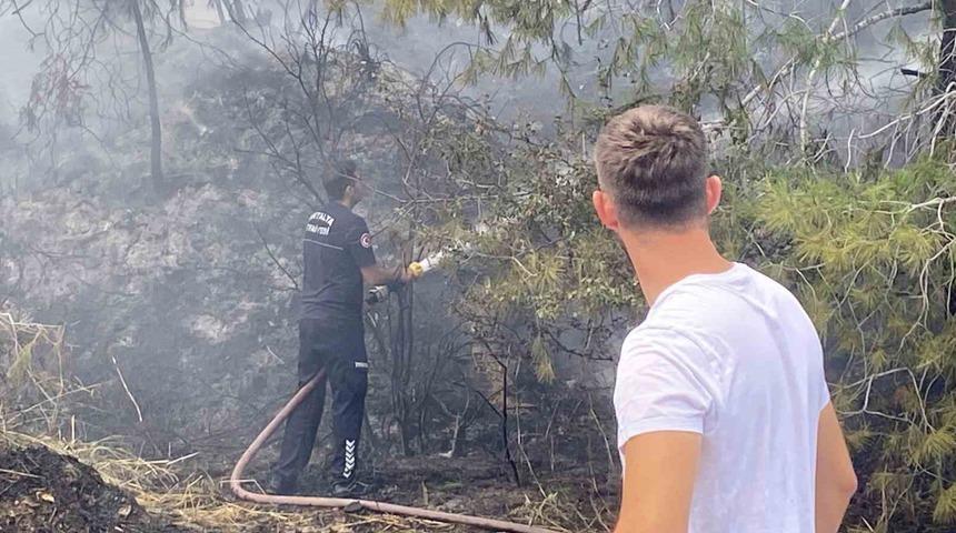 Antalya&rsquo;da ormanlık alandaki yangın b&uuml;y&uuml;meden s&ouml;nd&uuml;r&uuml;ld&uuml;