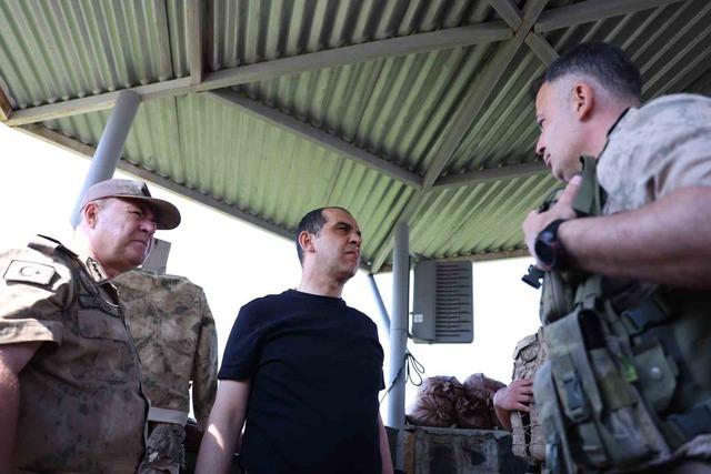 Iğdır Valisi Taşolar, sınır hattındaki karakol ve &uuml;s b&ouml;lgelerini ziyaret etti 2