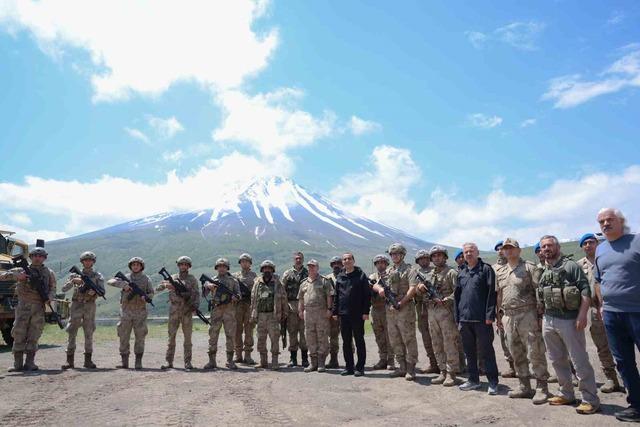 Iğdır Valisi Taşolar, sınır hattındaki karakol ve &uuml;s b&ouml;lgelerini ziyaret etti 1