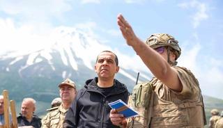 Iğdır Valisi Taşolar, sınır hattındaki karakol ve &uuml;s b&ouml;lgelerini ziyaret etti