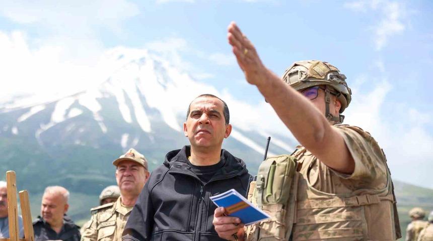 Iğdır Valisi Taşolar, sınır hattındaki karakol ve &uuml;s b&ouml;lgelerini ziyaret etti