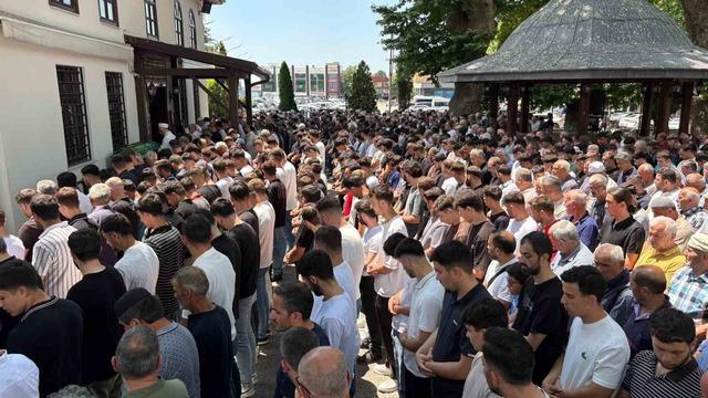 Serinlemek için girdiği derede boğulan genç son yolcuğuna uğurlandı 3