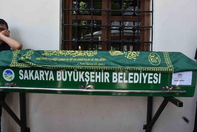 Serinlemek için girdiği derede boğulan genç son yolcuğuna uğurlandı 1