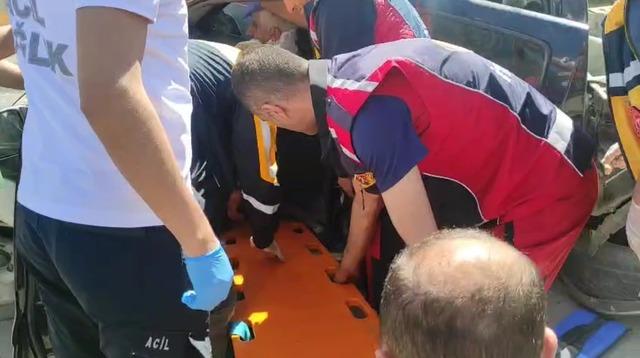 Yüksekova’da hafif ticari araç ile vinç çarpıştı: 1 yaralı 2