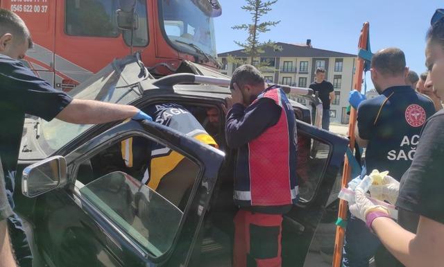Yüksekova’da hafif ticari araç ile vinç çarpıştı: 1 yaralı 1
