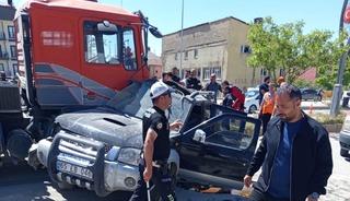 Y&uuml;ksekova&rsquo;da hafif ticari ara&ccedil; ile vin&ccedil; &ccedil;arpıştı: 1 yaralı
