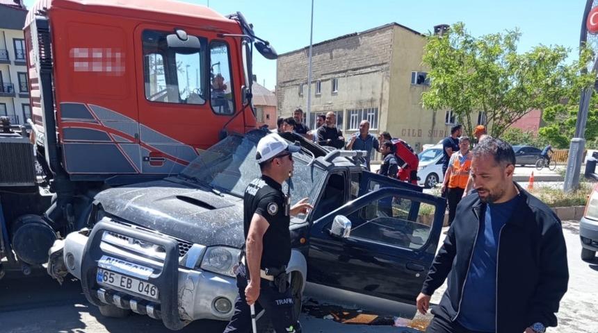 Y&uuml;ksekova&rsquo;da hafif ticari ara&ccedil; ile vin&ccedil; &ccedil;arpıştı: 1 yaralı