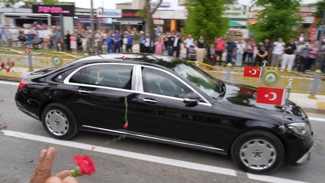 Cumhurbaşkanı Erdoğan Edirne’de karanfillerle karşılandı