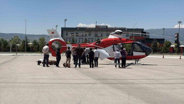 Çorum’da balkondan düşen çocuk ağır yaralandı, ambulans helikopterle Ankara’ya sevk edildi 6