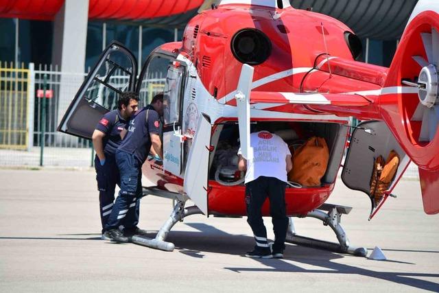Çorum’da balkondan düşen çocuk ağır yaralandı, ambulans helikopterle Ankara’ya sevk edildi 4