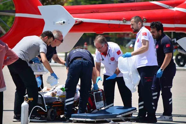 Çorum’da balkondan düşen çocuk ağır yaralandı, ambulans helikopterle Ankara’ya sevk edildi 3