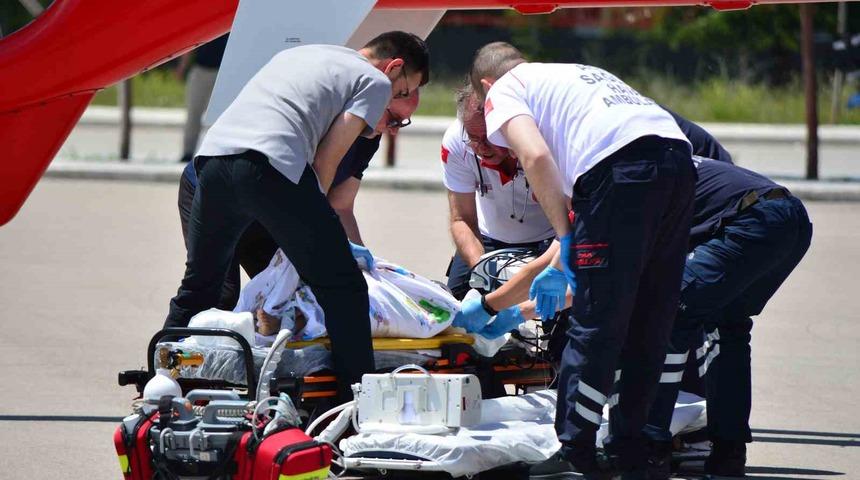 &Ccedil;orum&rsquo;da balkondan d&uuml;şen &ccedil;ocuk ağır yaralandı, ambulans helikopterle Ankara&rsquo;ya sevk edildi