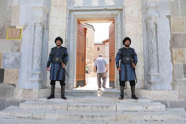 Konya’da Selçuklu Sultanlar Türbesi’nde saygı nöbeti değişimi 7