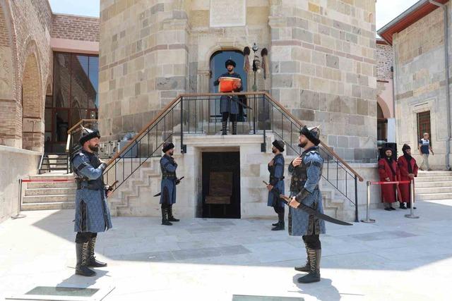 Konya’da Selçuklu Sultanlar Türbesi’nde saygı nöbeti değişimi 4