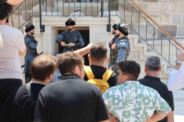 Konya’da Selçuklu Sultanlar Türbesi’nde saygı nöbeti değişimi 3